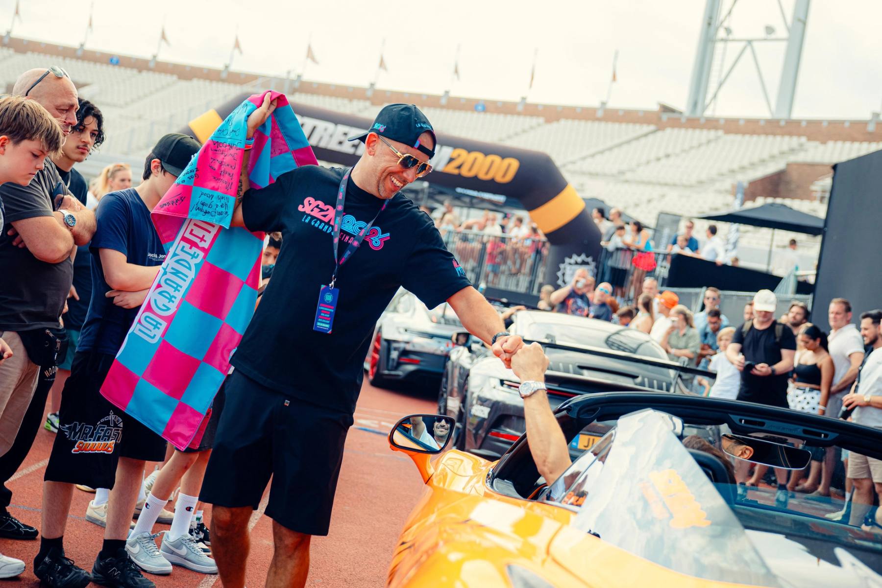 Maurice Hartsuiker, founder StreetGasm, op het podium tijdens een rit.