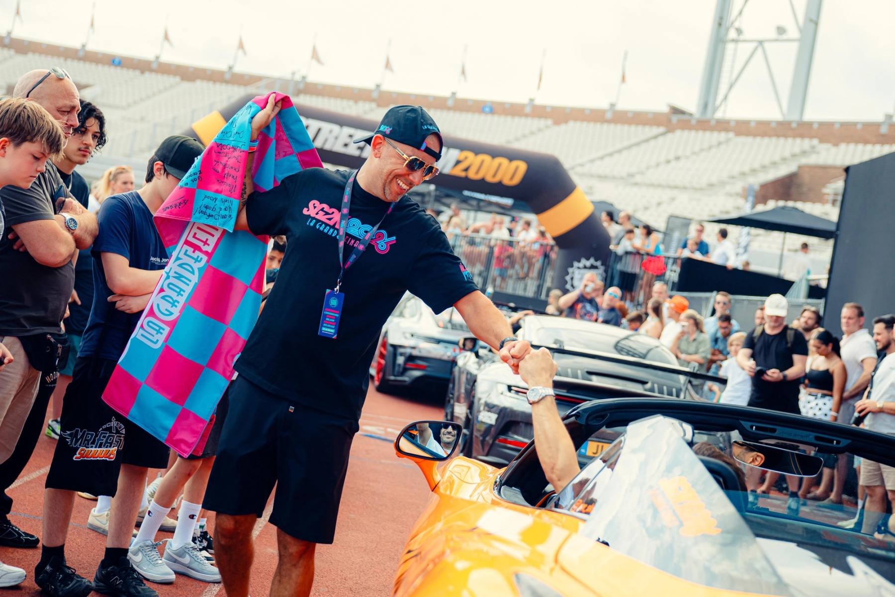 Maurice Hartsuiker, founder StreetGasm, op het podium tijdens een rit.
