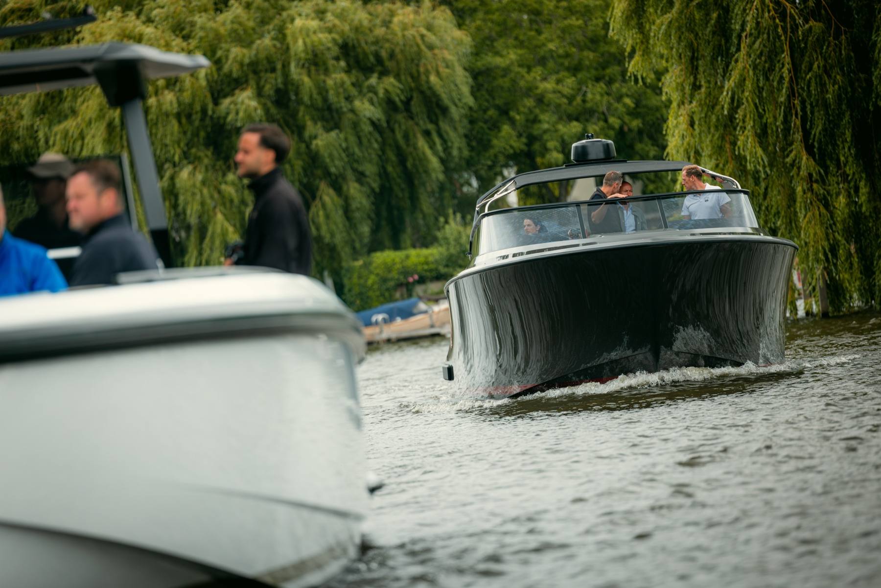 StreetGasm members tijdens een partnerervaring op het water.