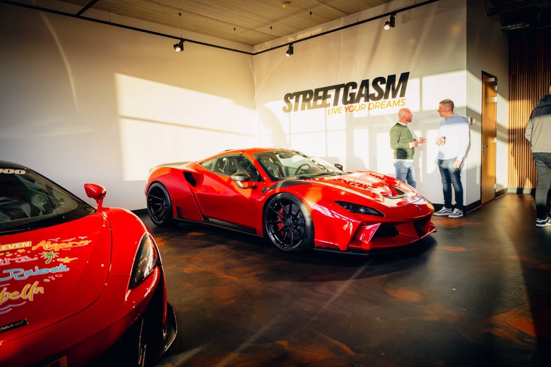 Supercar in de showroom van het StreetGasm HQ in Utrecht.