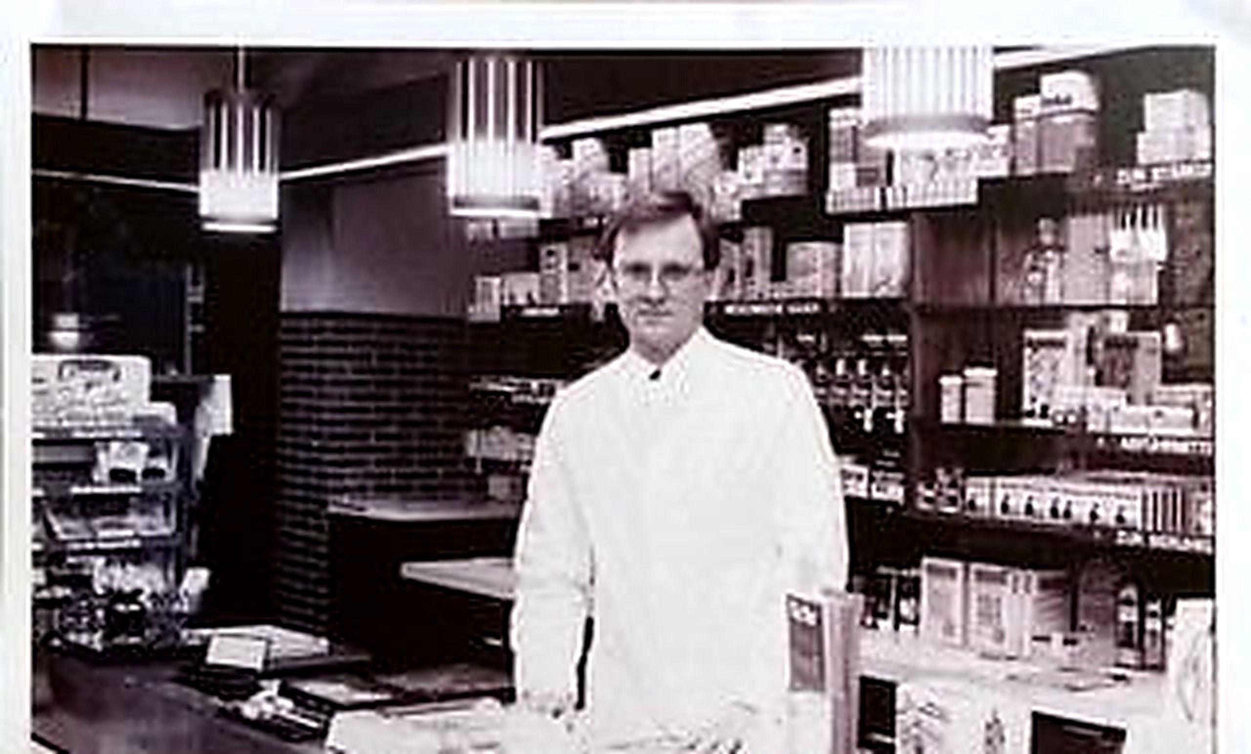 Apotheker Gernot Schellenberger bei der Übernahme der Apotheke am Römer 1988