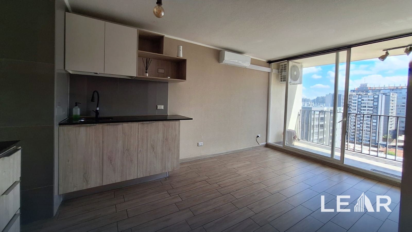 Departamento dúplex 1D1B con terraza norte en Santiago, sector Metro Irarrázaval