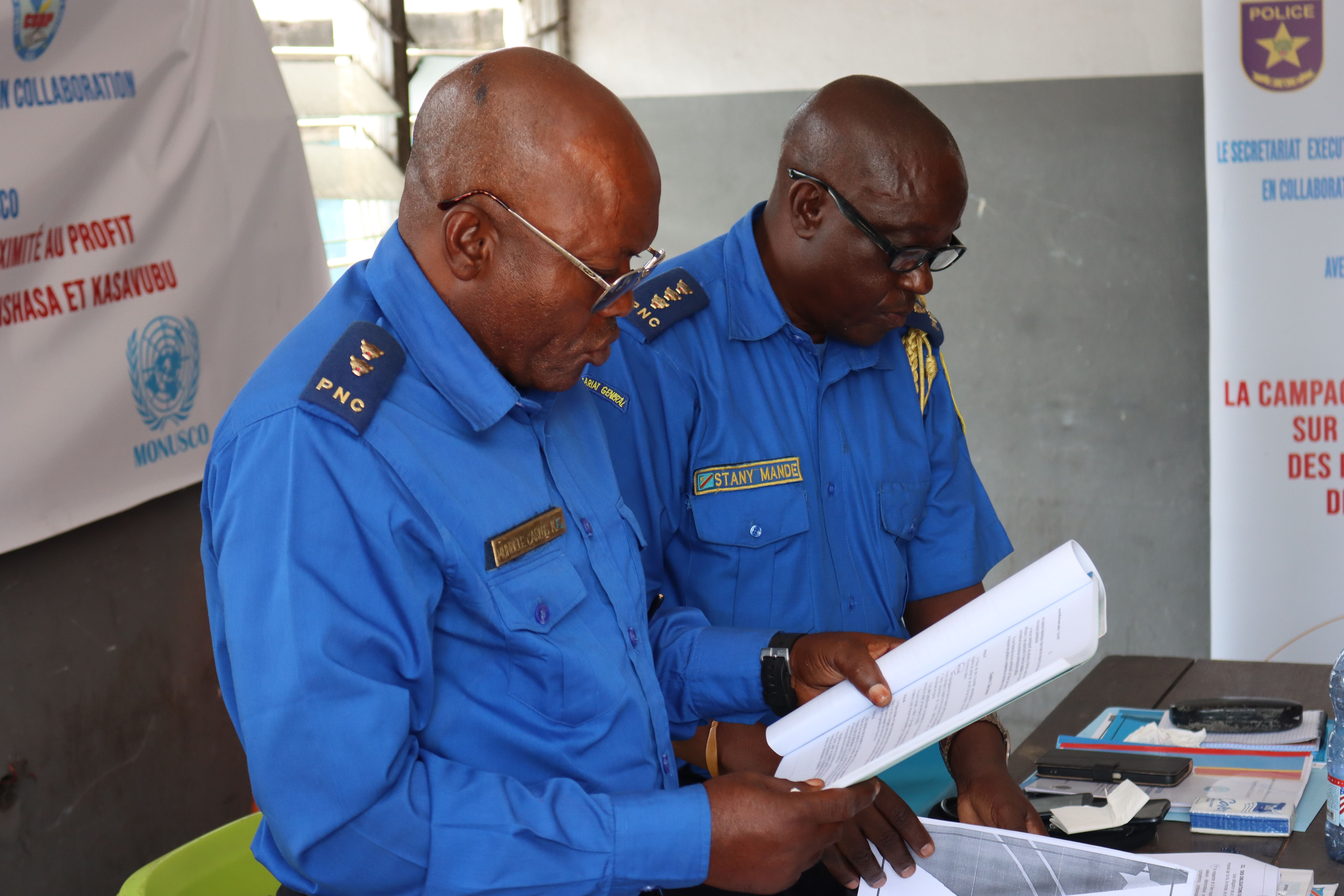 Kinshasa : Les Policiers Des Commissariats De Police De Lingwala, Kasa ...