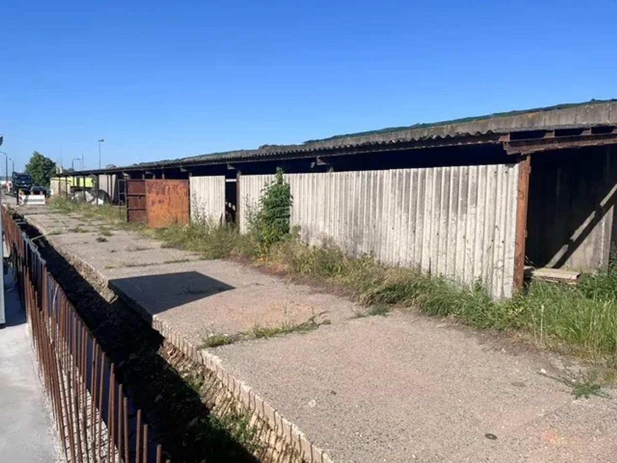 Seitenansicht des Schleppdachs in Lengenfeld während der Demontage der Asbest-Dachplatten