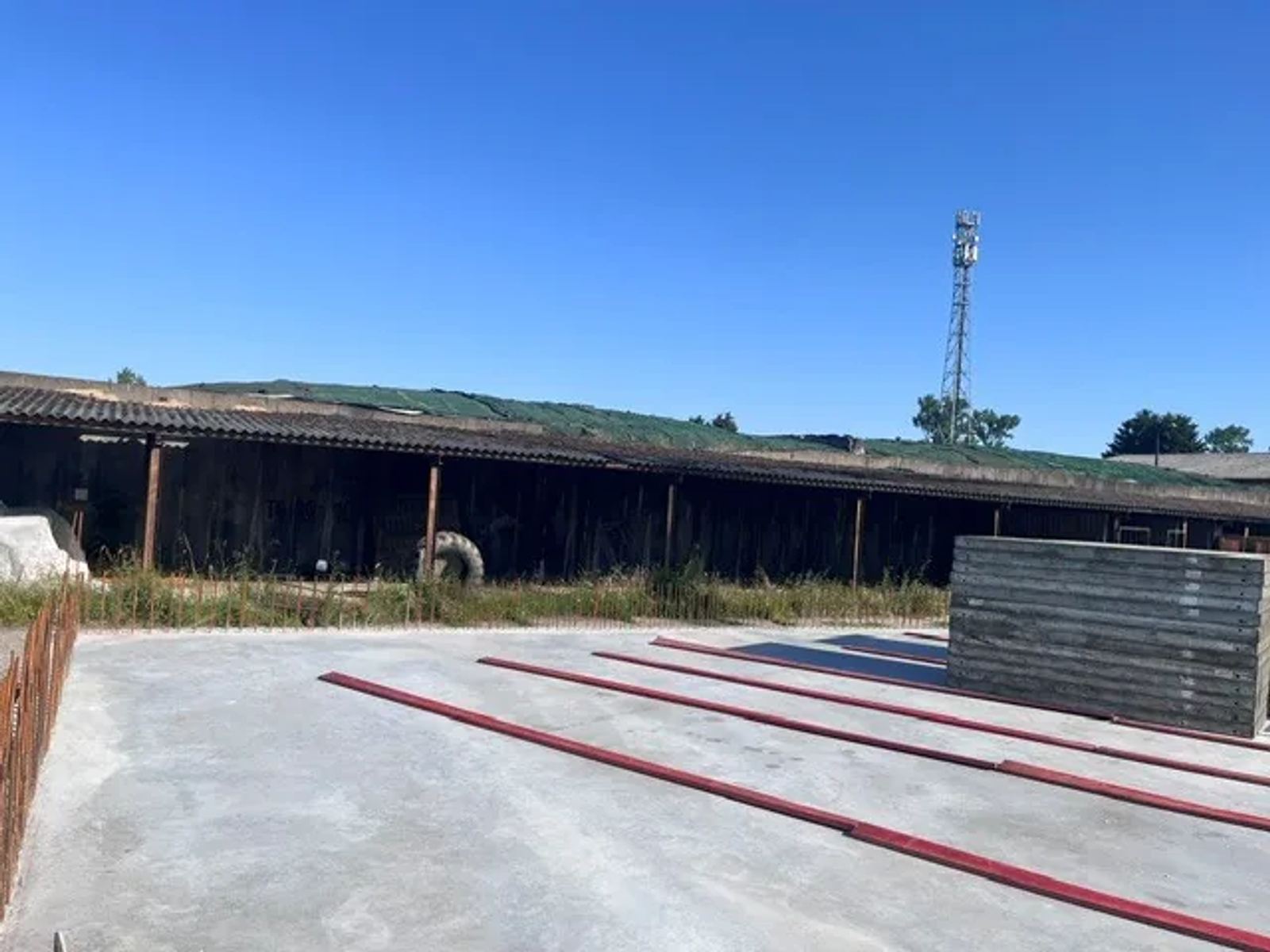Asbesthaltige Dachplatten auf dem Schleppdach eines Landwirtschaftsbetriebs in Lengenfeld im Vogtland