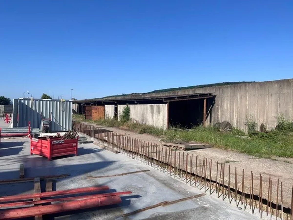 Eingerichtete Baustelle zur Asbestsanierung am Schleppdach in Lengenfeld mit Absperrung