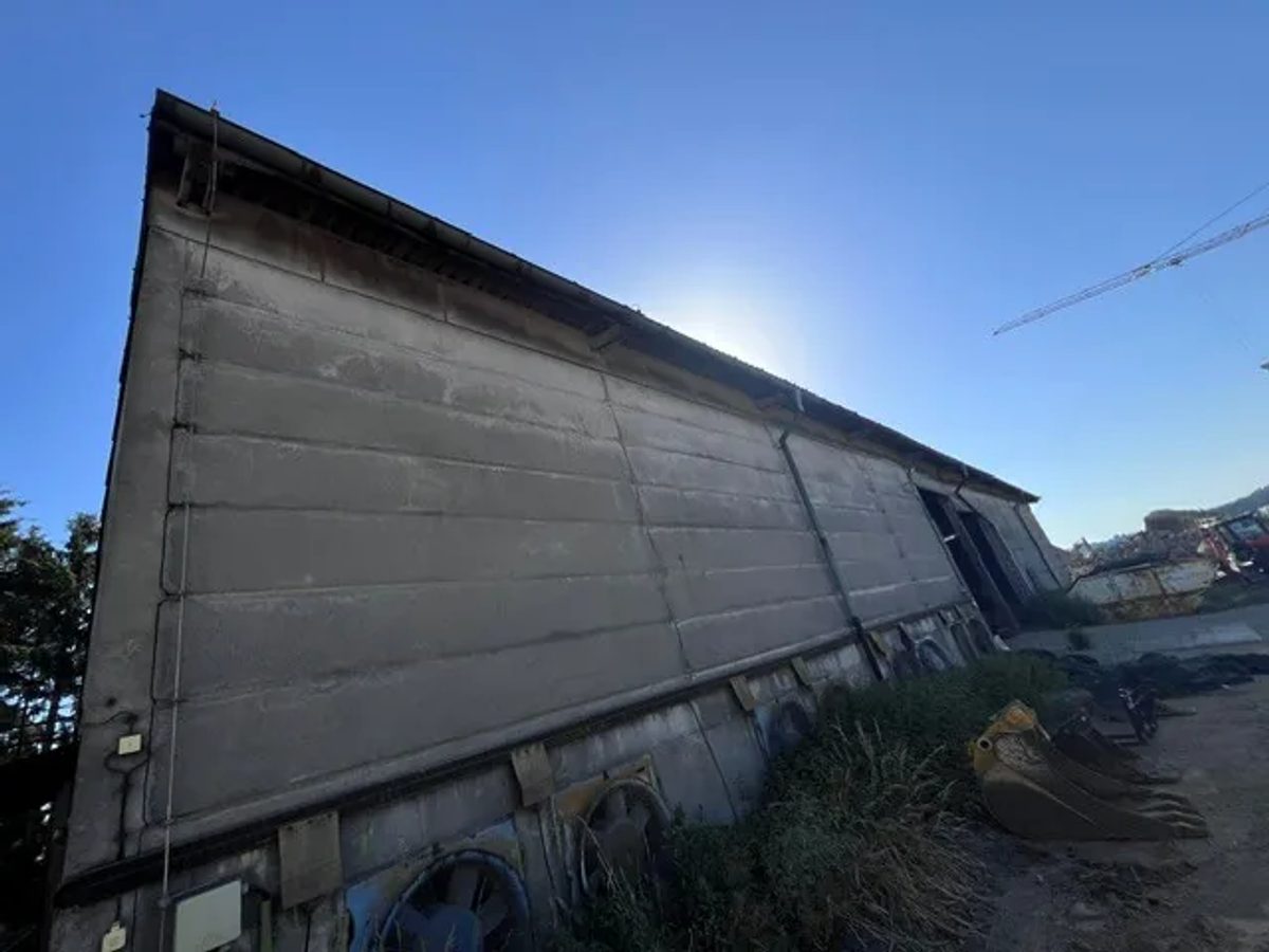 Asbestplatten an der Fassade der Lagerhalle in Lengenfeld im Vogtland vor der Entsorgung