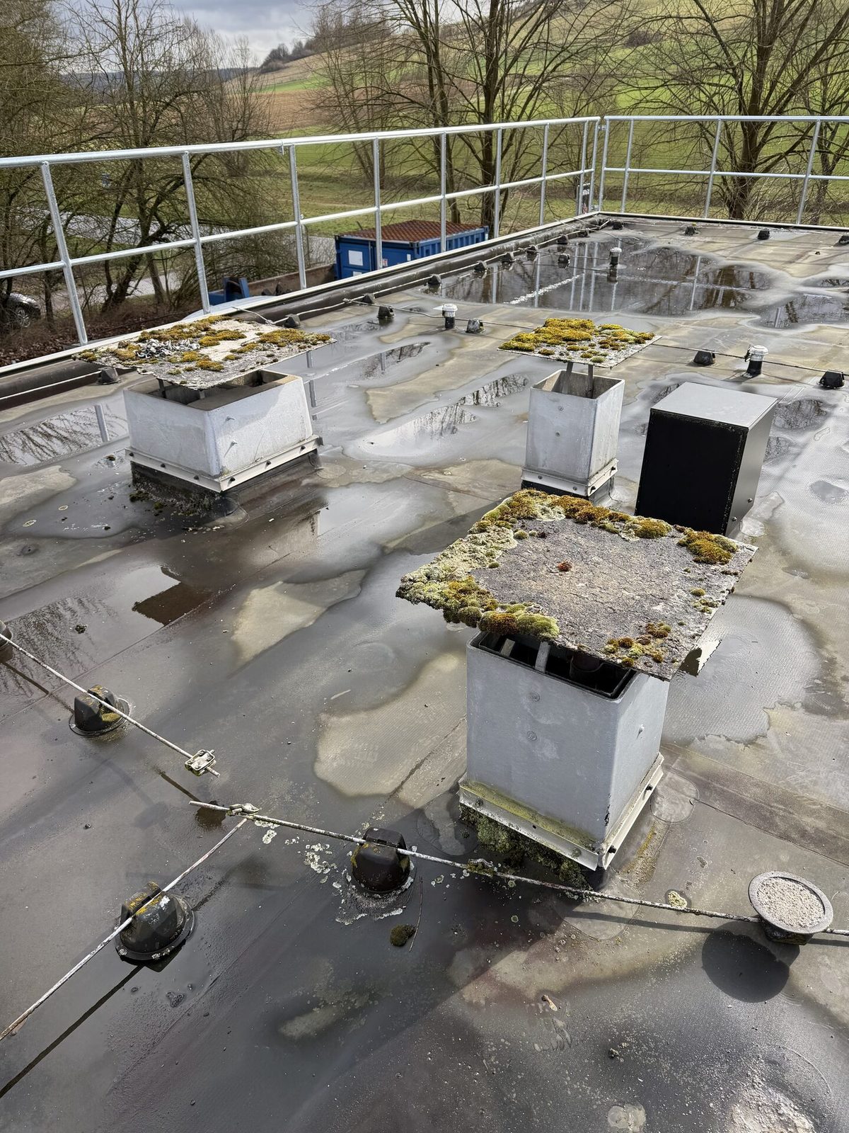 Flachdach des Gas-Hauses mit asbesthaltigen Lüftungsschornsteinen zwischen Bad Gandersheim und Heckenbeck vor der Sanierung