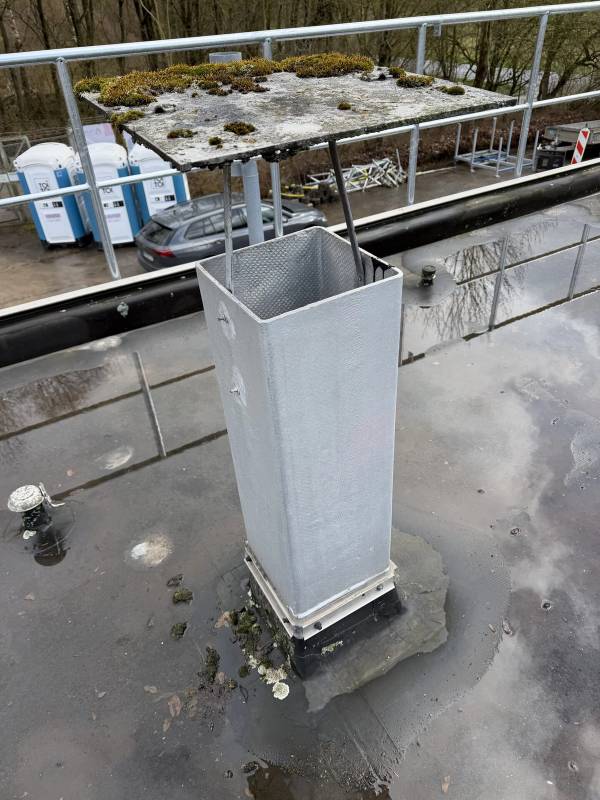 Flachdach des ehemaligen Gas-Hauses bei Bad Gandersheim mit asbesthaltigen Lüftungsschornsteinen vor der Demontage