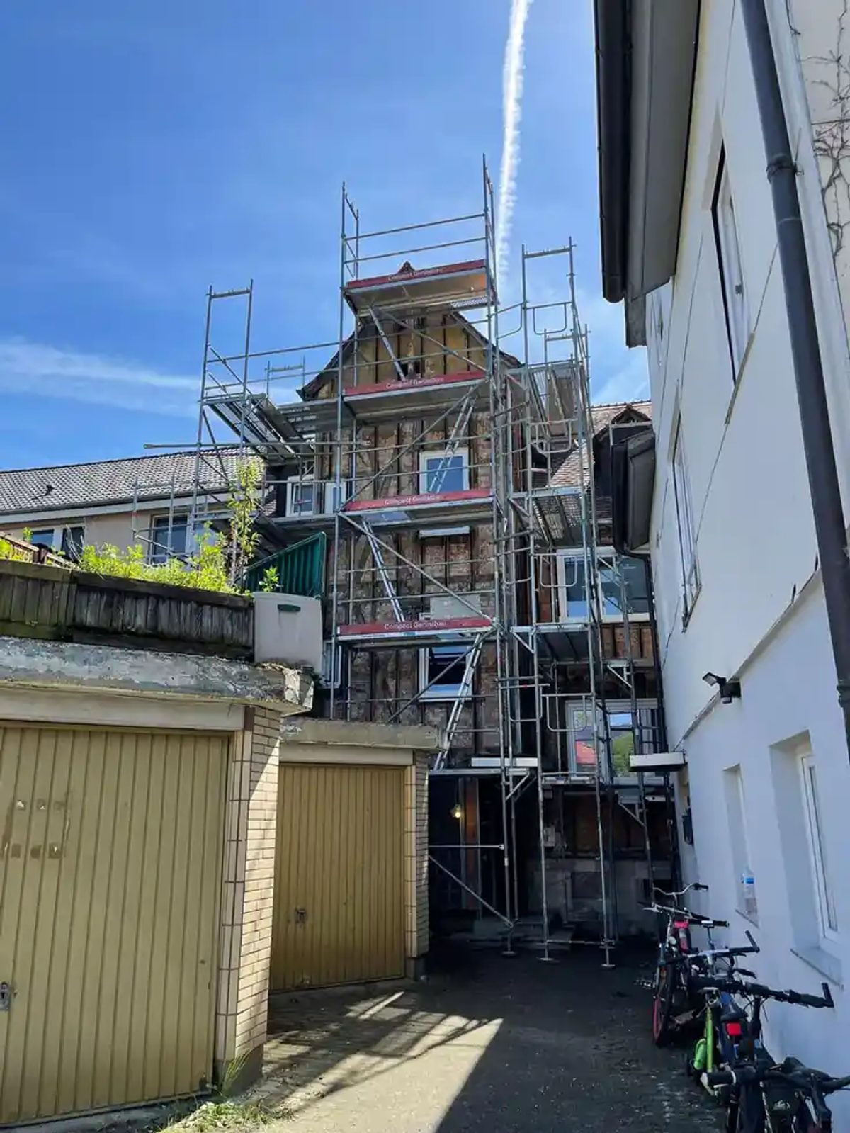 Rueckbau der Asbest-Fassadenplatten an der Hofseite des Mehrfamilienhauses in Kaufungen