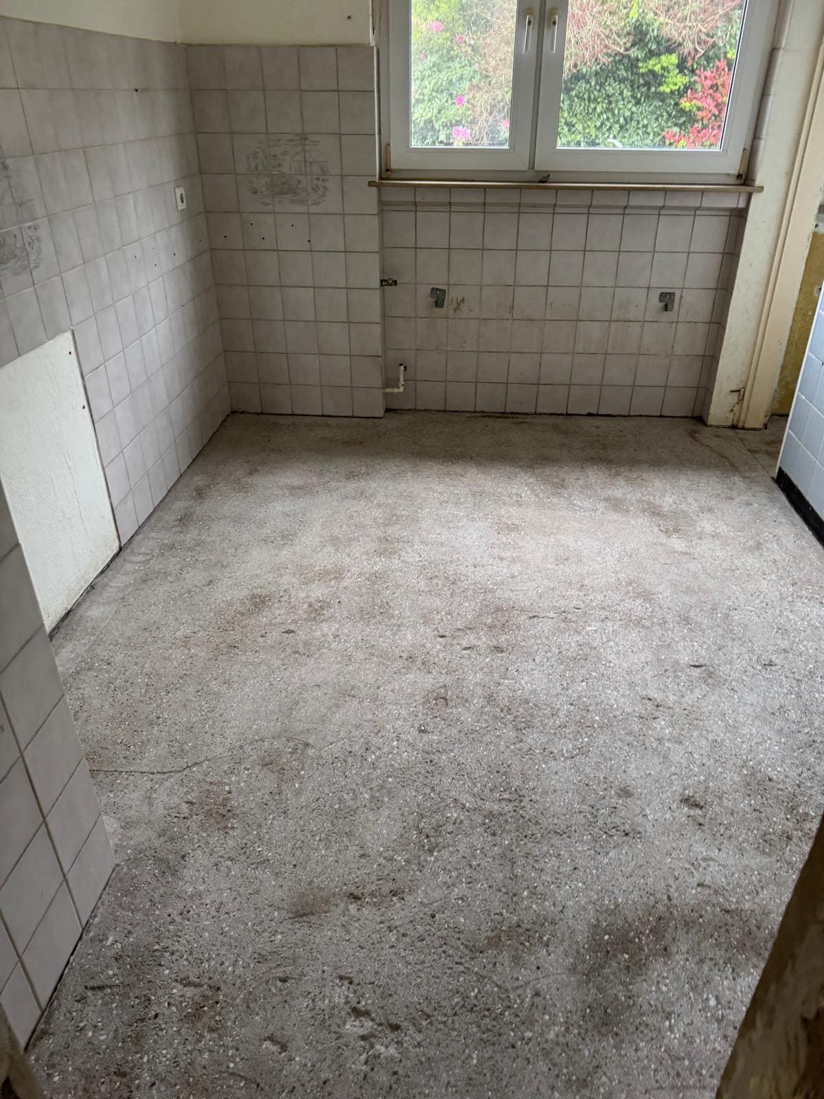 Küche eines Einfamilienhauses in Wuppertal nach Entfernung der Floor-Flex-Platten und des Asbestklebers Caption: Küchenbereich nach der Asbestsanierung: Floor-Flex-Platten und Asbestkleber sind vollständig entfernt.