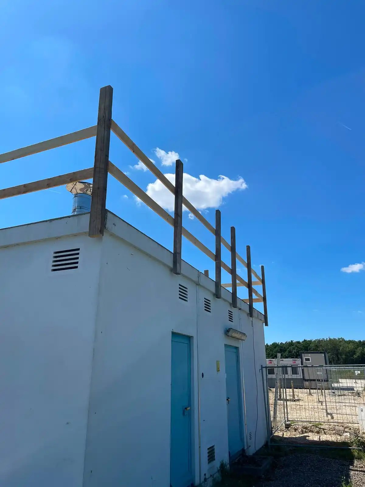 Gasreglerstation mit umlaufender Absturzsicherung aus Holz, eingerichtet für den Rückbau der Dachabdichtung nach TRGS 519
