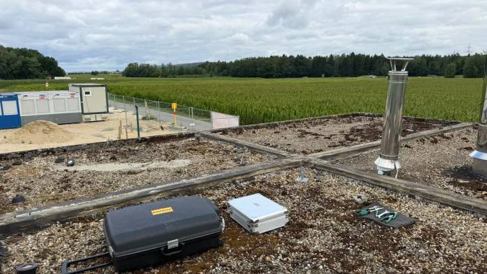 Flachdach einer Gasreglerstation mit Kiesschüttung über der alten Dachabdichtung vor dem Rückbau asbesthaltiger Dachpappe