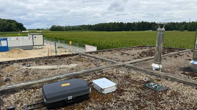 Flachdach einer Gasreglerstation mit Kiesschüttung über der alten Dachabdichtung vor dem Rückbau asbesthaltiger Dachpappe