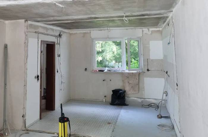 Küchenboden im Altbau nach dem Ausbau der Fliesen – das freigelegte Kleberbett ist ein typischer Fundort für Asbest im Fliesenkleber.