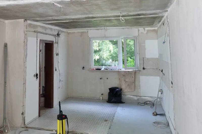 Küchenboden im Altbau nach dem Ausbau der Fliesen – das freigelegte Kleberbett ist ein typischer Fundort für Asbest im Fliesenkleber.