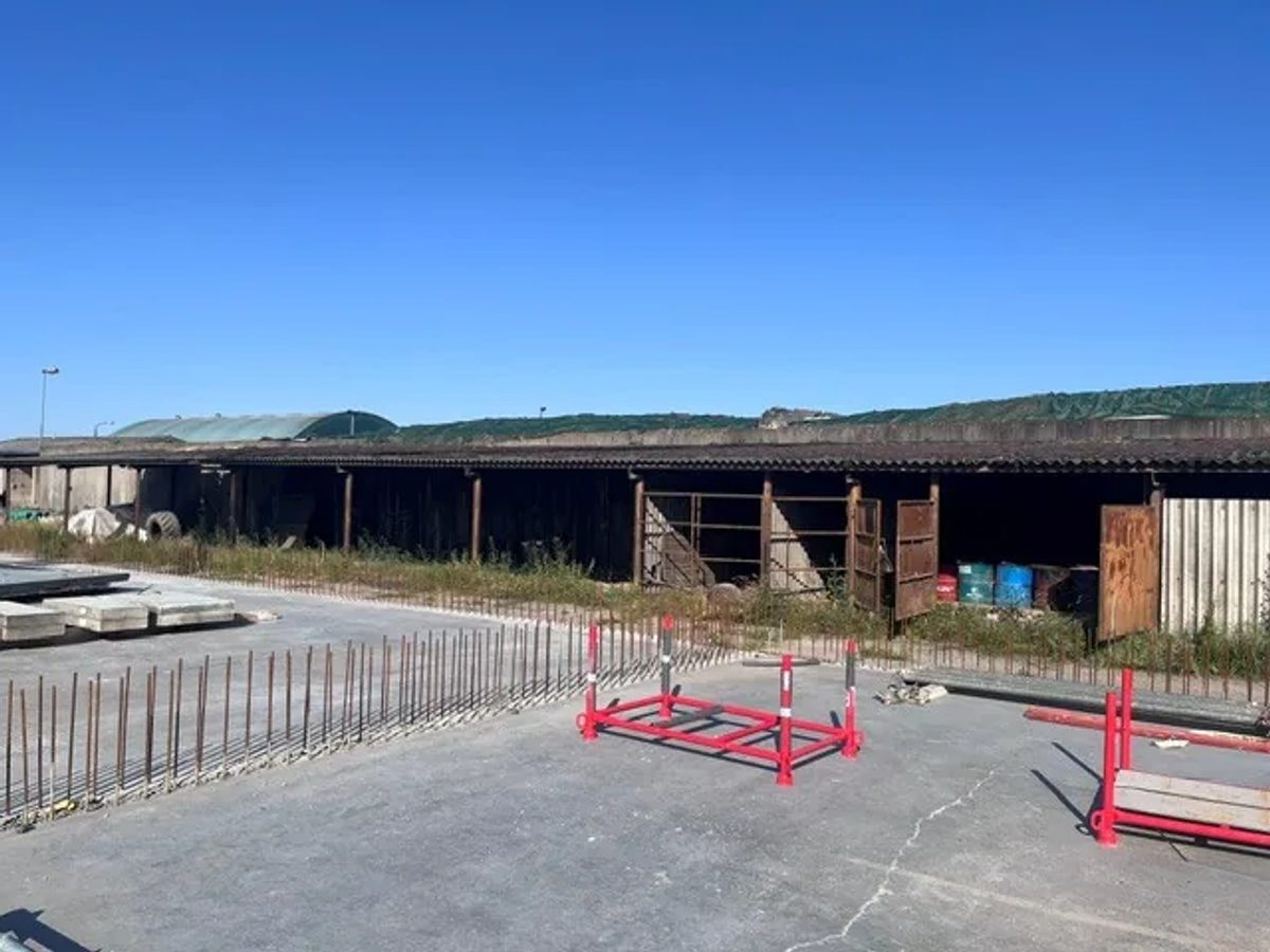Asbesthaltige Wellplatten auf dem Schleppdach eines Landwirtschaftsbetriebs in Lengenfeld vor der Sanierung
