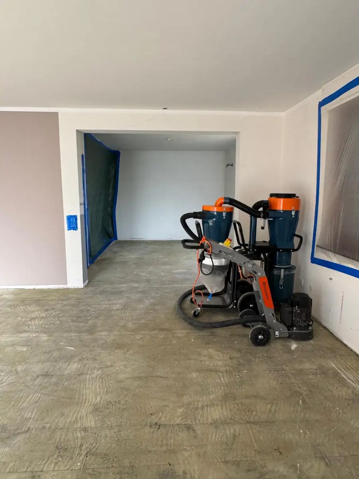 Husqvarna-Bodenschleifmaschine mit angeschlossenem H-Entstauber zum Abschleifen von Asbest-Bodenkleber nach BT 17 in Oberursel