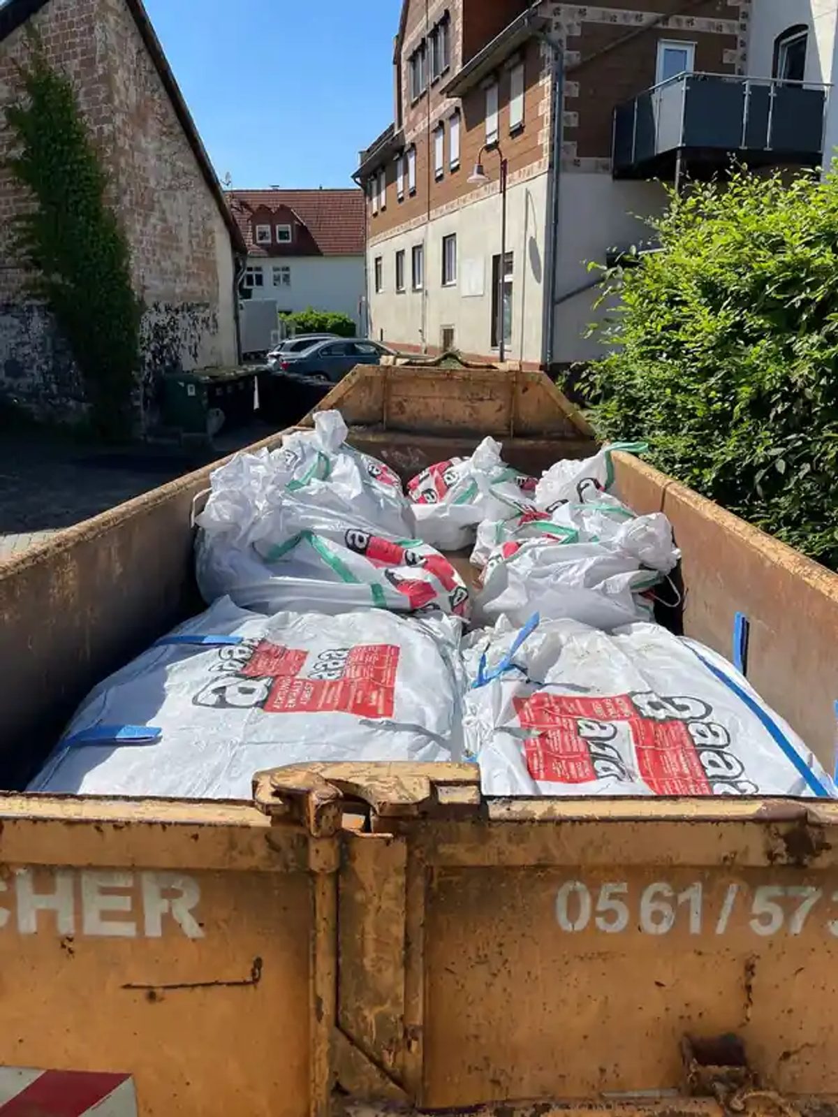 Verschlossene Big Bags mit Asbestplatten im Absetzcontainer zur Entsorgung in Kassel