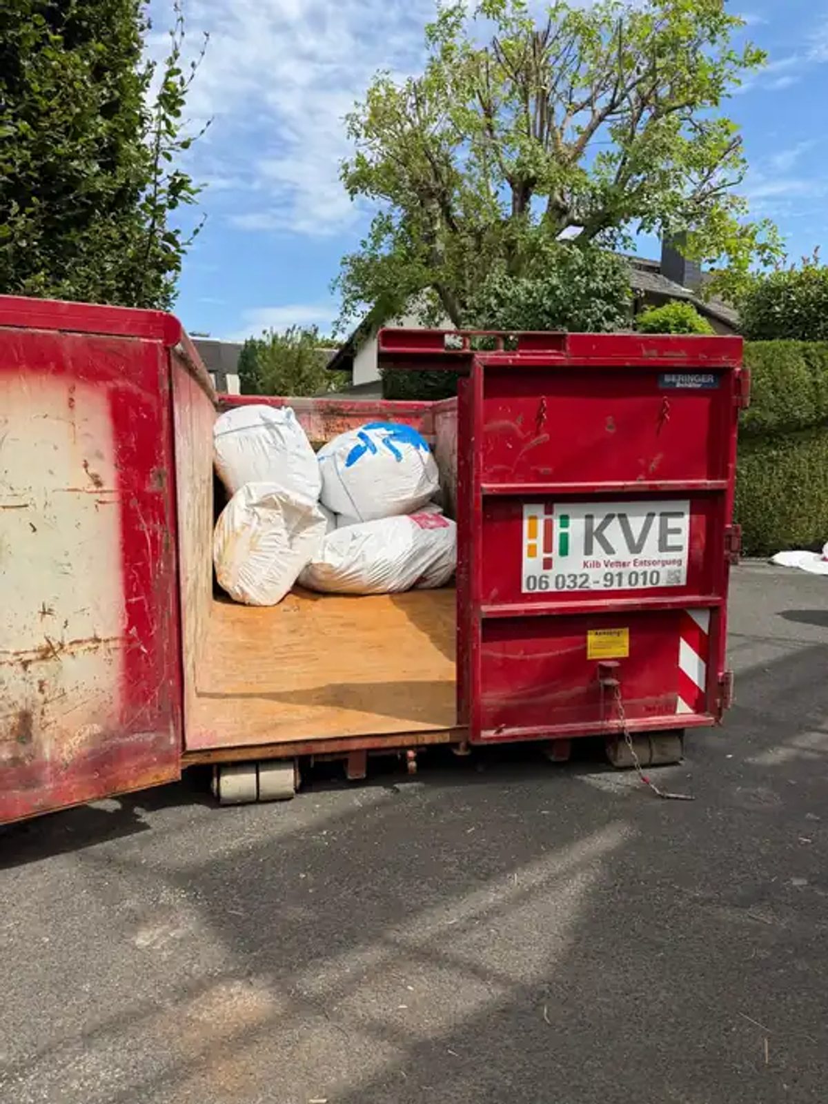 Big-Bags mit ausgebauter Mineralwolle (KMF-Dämmwolle) verschlossen in einem Container vor dem Abtransport