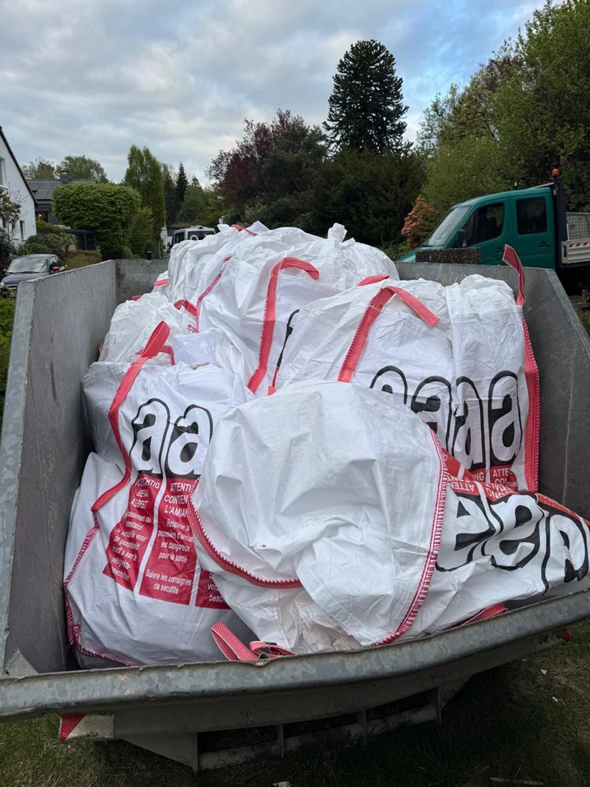 Big Bags mit Asbestkennzeichnung im Absetzcontainer für die Entsorgung