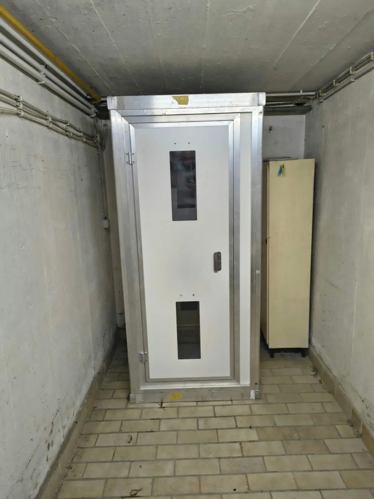 Personenschleuse im Kellergang als Zugang zum abgeschotteten Arbeitsbereich bei der Asbestsanierung in Bonn