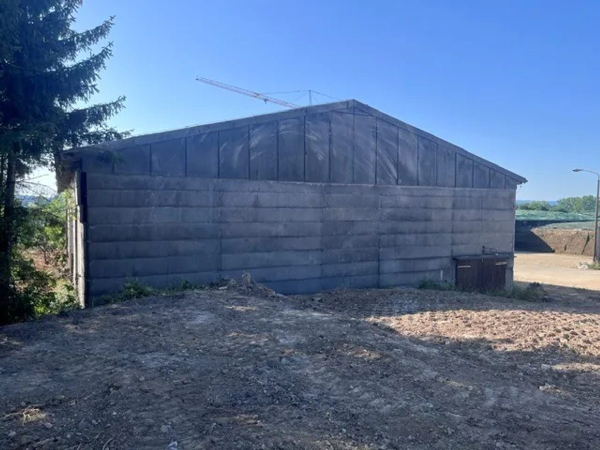 Giebelseite der Bergehalle in Lengenfeld nach dem Entfernen der Asbest-Fassadenplatten