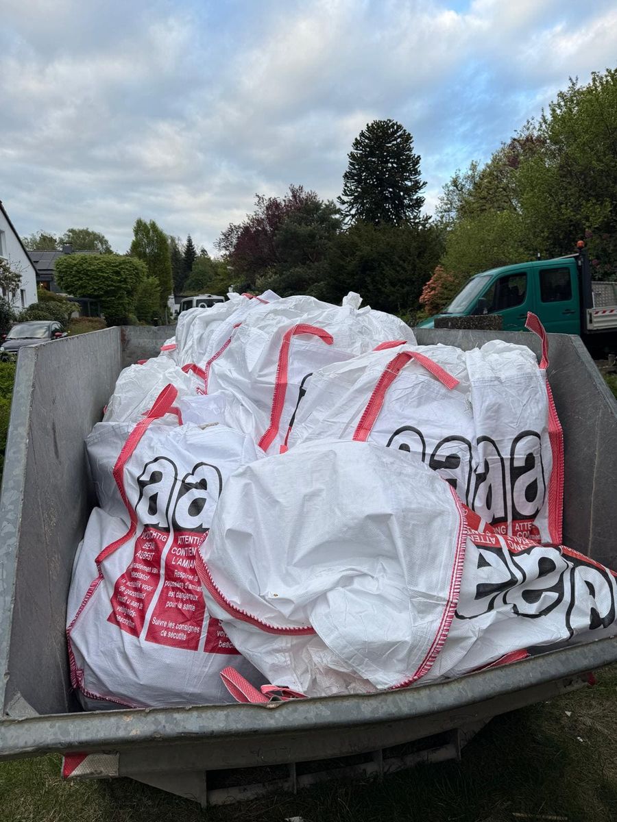 Rückbau von Fassadenverkleidungen vom Gerüst vor der Dämmung