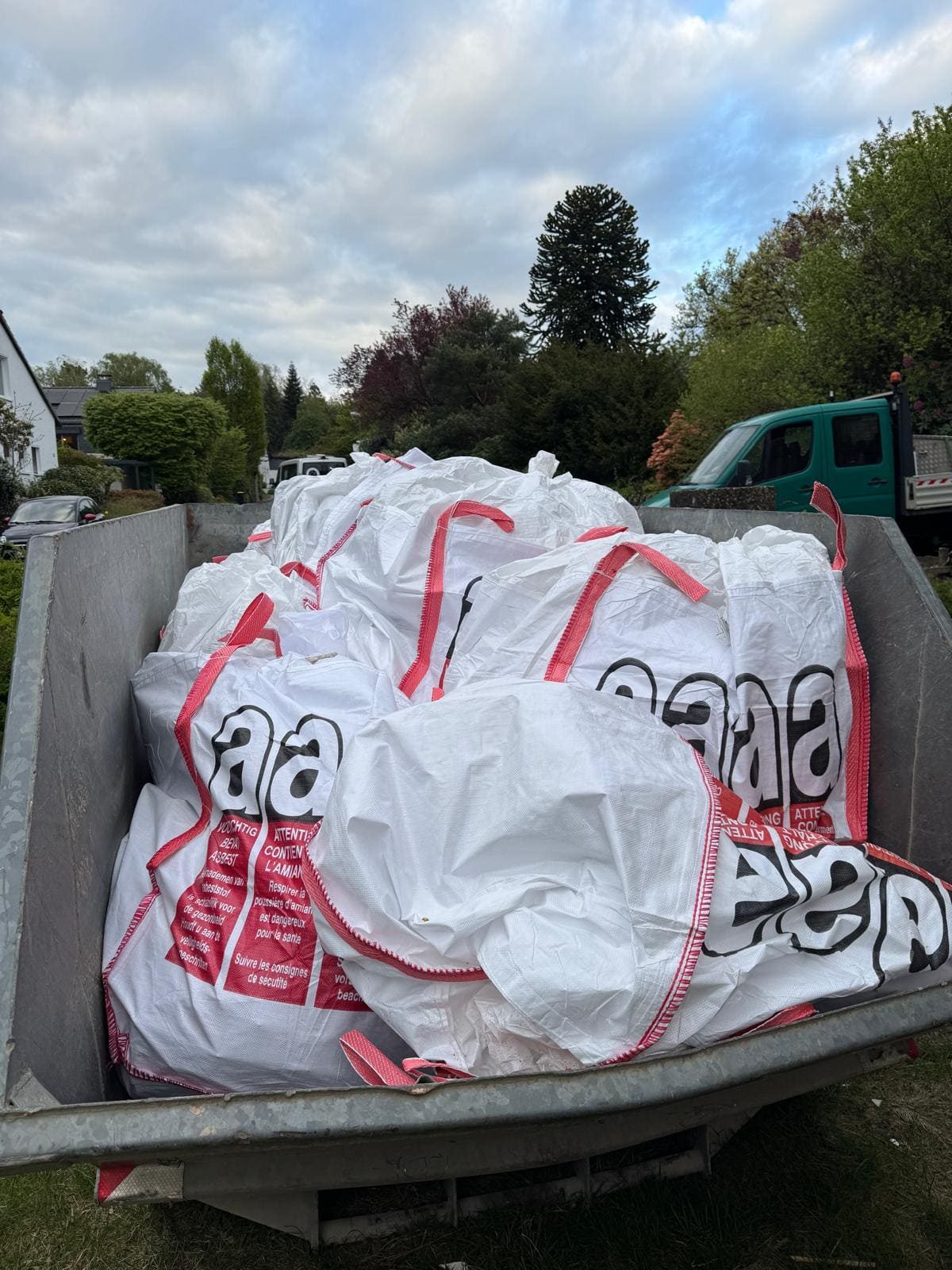 Raum nach dem Rückbau der Floor-Flex-Platten in Wuppertal — freier Estrich nach emissionsarmer Asbestsanierung Caption: Zustand nach dem fachgerechten Rückbau: freigelegter Estrich nach Entfernung von Floor-Flex-Platten und Asbestkleber.