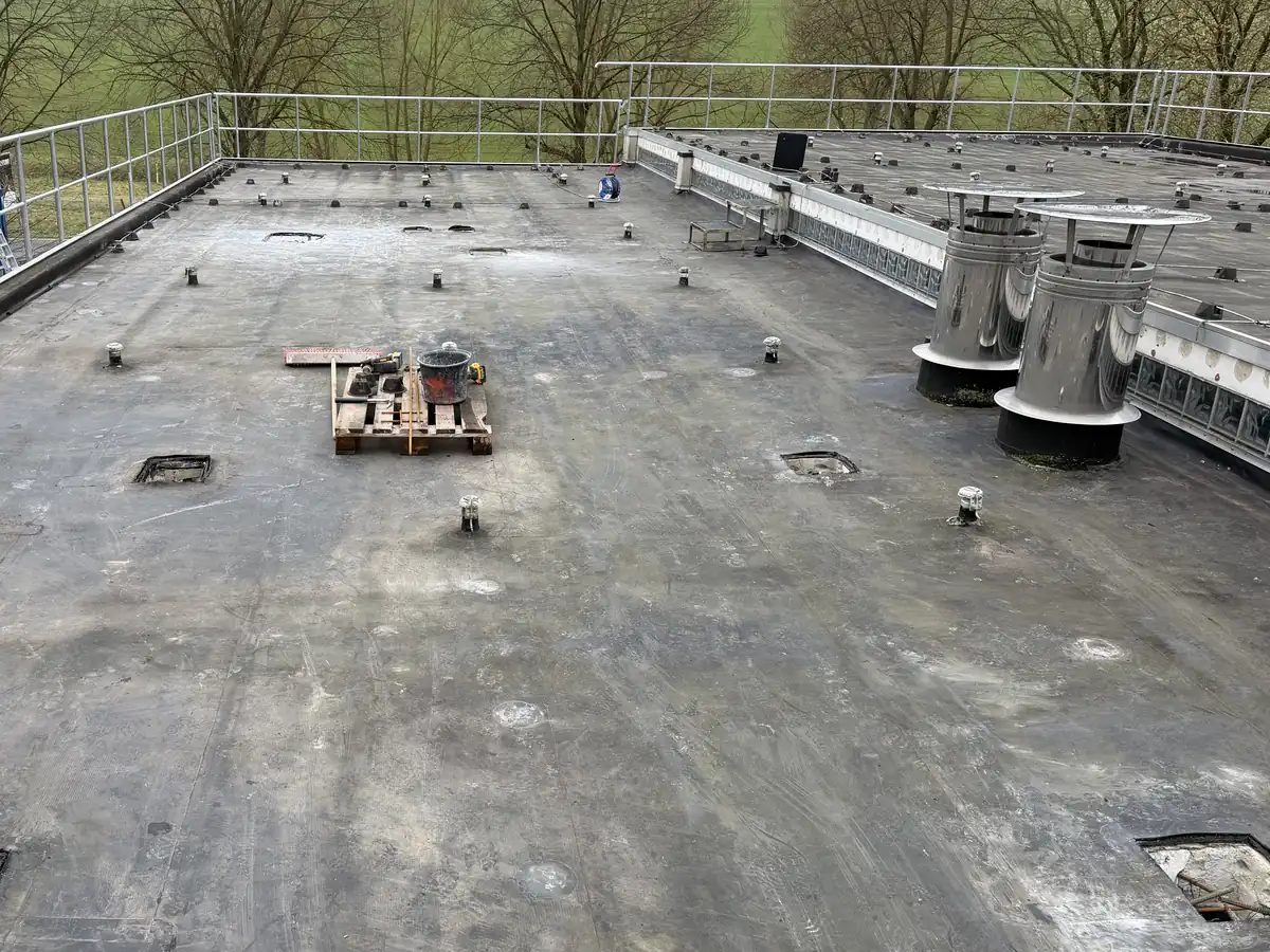 Große Flachdachfläche mit mehreren Bauteilen, die einzeln beprobt werden müssen