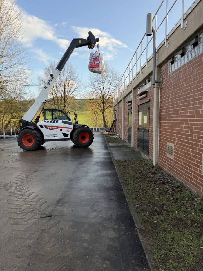 Asbesthaltiger Abfall staubdicht verpackt in Big Bags im Absetzcontainer – fachgerechte Entsorgung als gefährlicher Abfall, wie sie auch für asbesthaltige Nachtspeicheröfen gilt