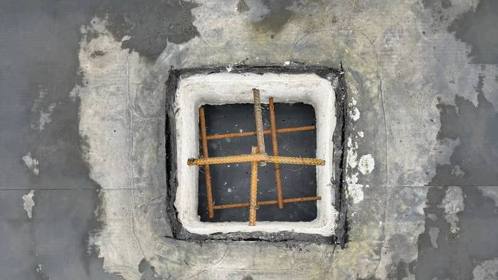 Verwitterte Flachdachfläche als Verdachtsfläche vor der Asbest-Materialprobe
