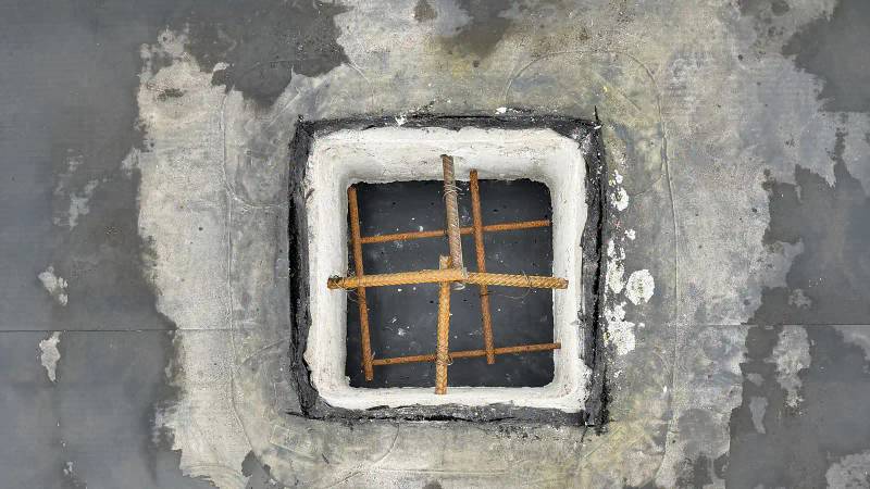 Verwitterte Flachdachfläche als Verdachtsfläche vor der Asbest-Materialprobe
