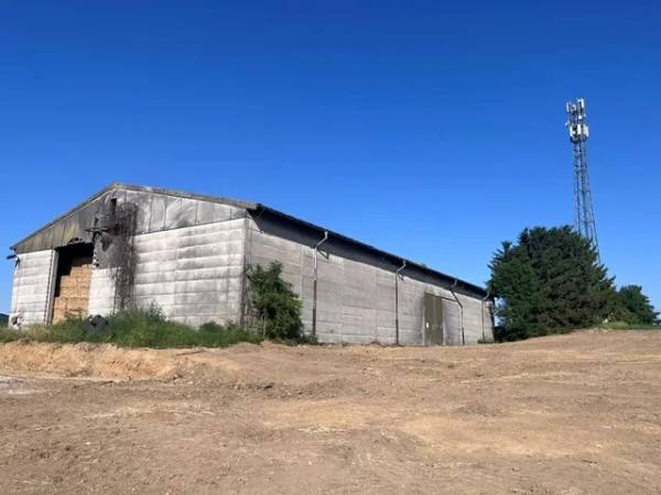 Asbesthaltige Fassadenplatten an der Bergehalle eines Landwirtschaftsbetriebs in Lengenfeld im Vogtland