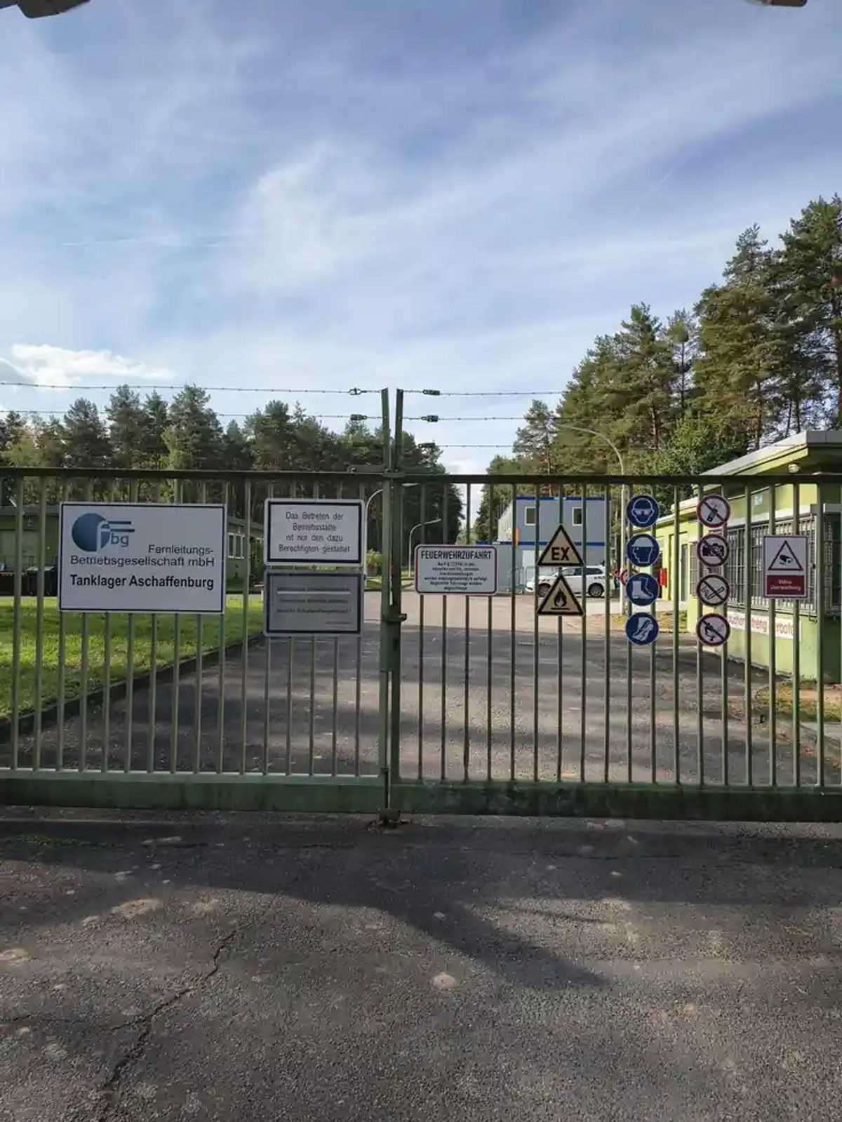 Haupttor des Tanklagers Aschaffenburg der FBG mbH mit Hinweisschildern zum militärischen Sicherheitsbereich und zur Explosionsschutzzone