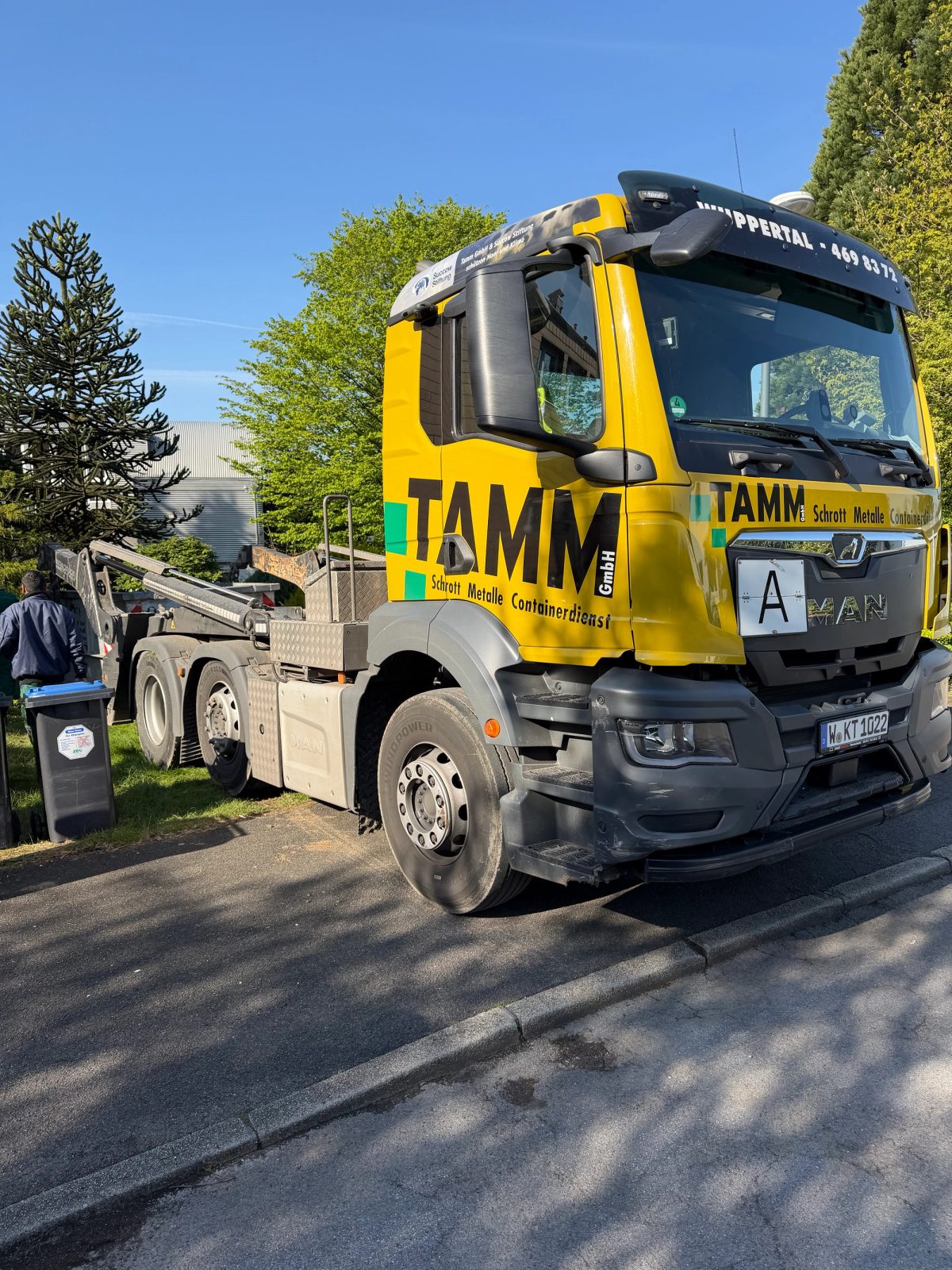 Containerfahrzeug eines Wuppertaler Entsorgungsbetriebs beim Abtransport der verpackten Floor-Flex-Platten und Asbestkleberreste