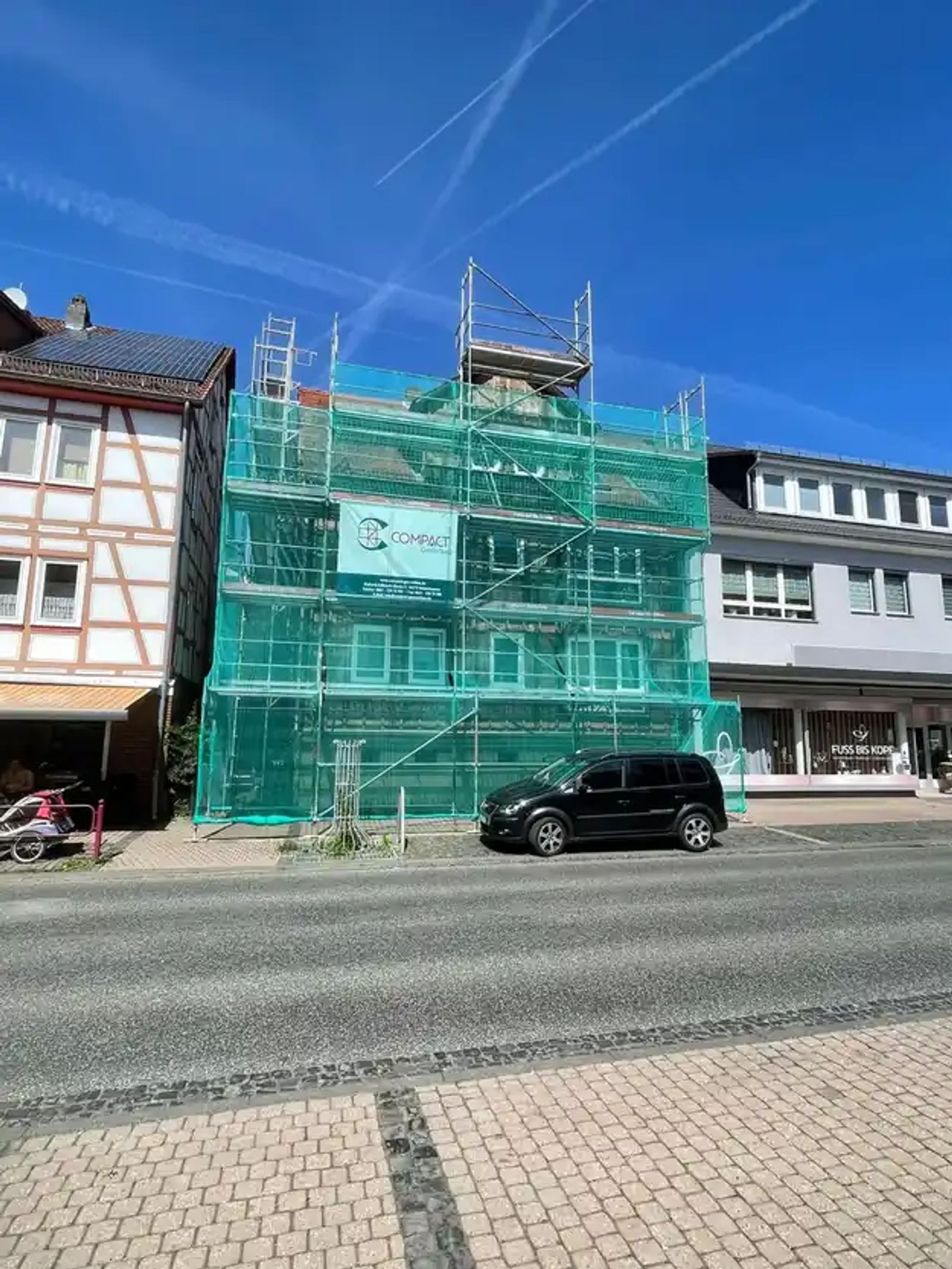 Eingerüstetes Mehrfamilienhaus in Kaufungen während der Demontage der Asbest-Fassadenplatten