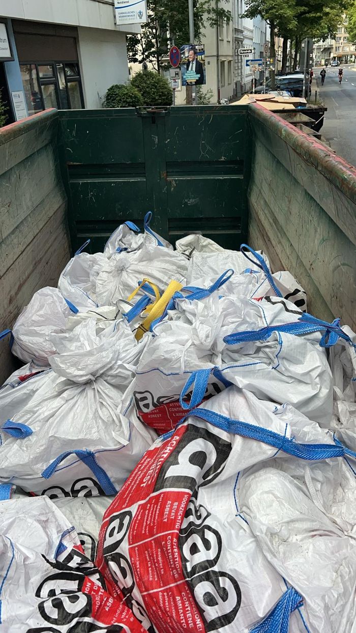 Asbestentsorgung: gekennzeichnete Big Bags vor dem Abtransport zur zugelassenen Deponie