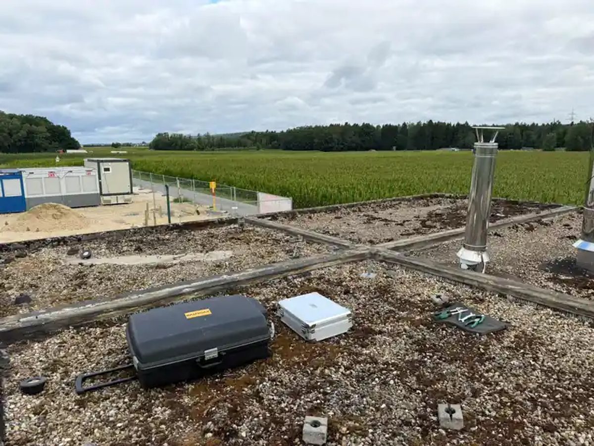 Flachdach der Gasreglerstation mit Kiesschüttung und Lüftungsrohr vor dem Rückbau der asbesthaltigen Bitumenbahnen