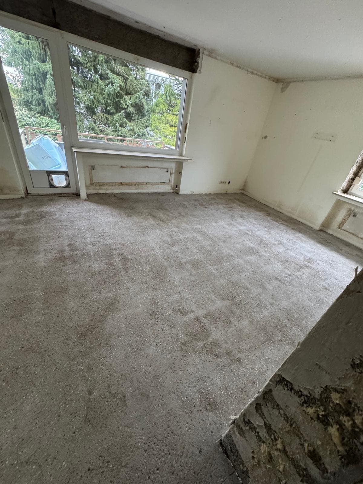 Wohnzimmer eines Einfamilienhauses in Wuppertal nach Rückbau der asbesthaltigen Floor-Flex-Platten Caption: Wohnzimmer im Zuge der Kernsanierung: Floor-Flex-Platten emissionsarm nach BT 17 zurückgebaut.