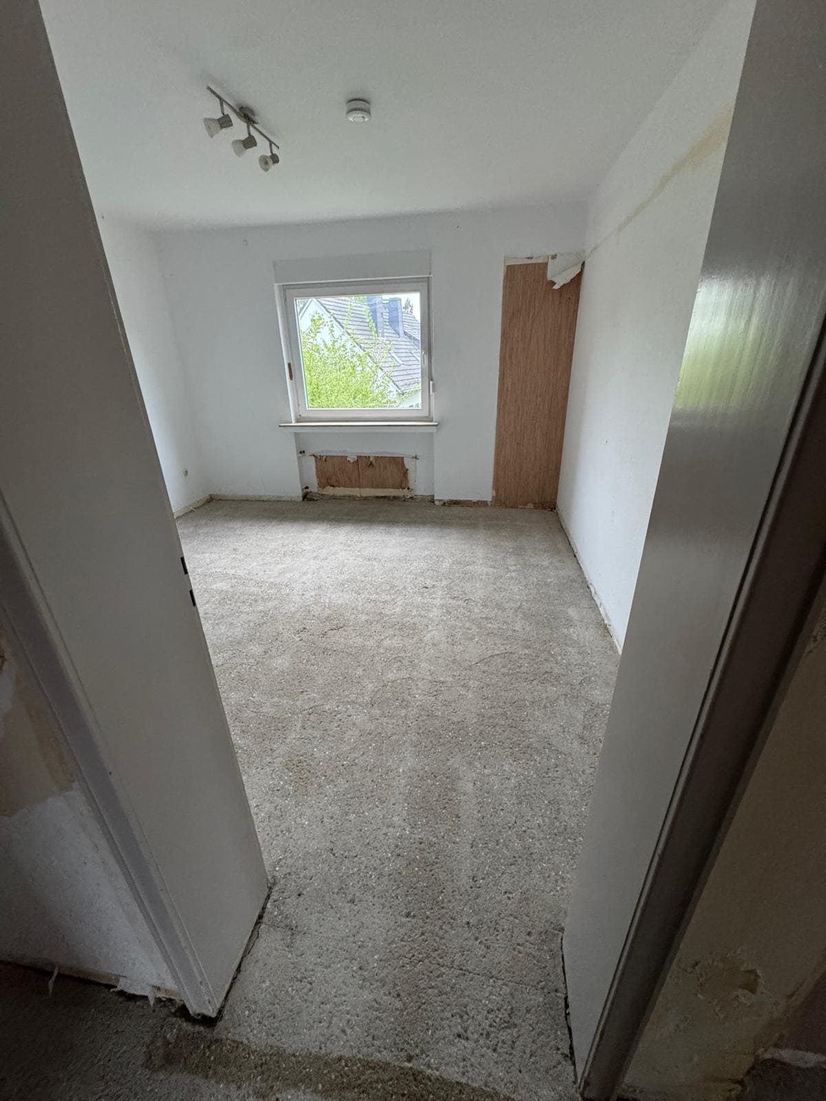 Floor-Flex-Platten und Asbestkleber verpackt in zertifizierten Big Bags zur fachgerechten Entsorgung in Wuppertal Caption: Verpackte Floor-Flex-Platten und Klebstoffreste in zertifizierten Big Bags — bereit für die Abholung durch Entsorgungspartner TAMM.