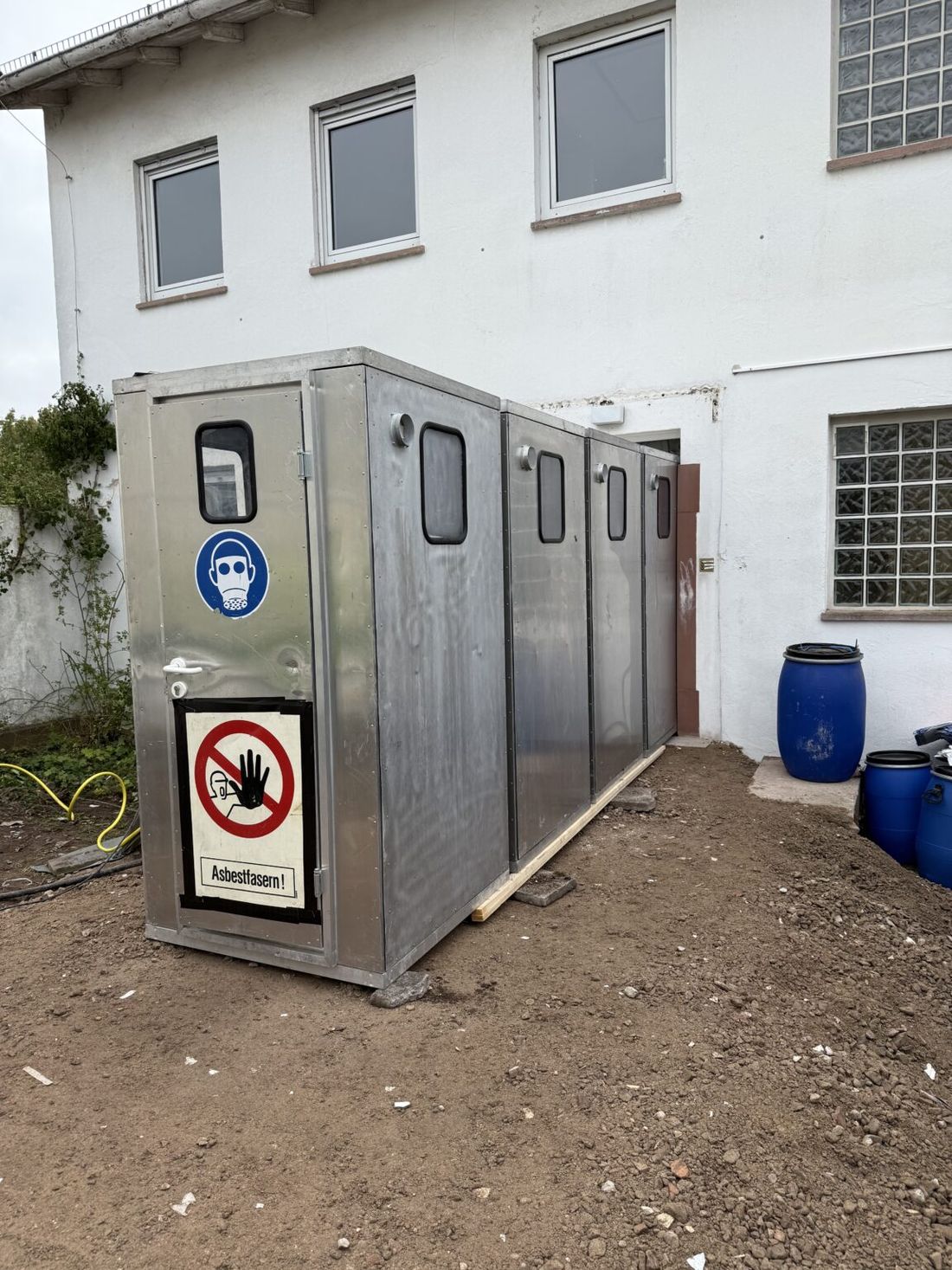 4-Kammer-Personenschleuse mit Dusche am Schwarzbereich einer Asbestsanierung