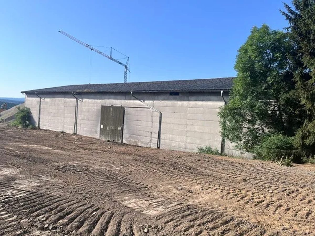 Rückseite der Bergehalle in Lengenfeld nach abgeschlossener Asbestsanierung