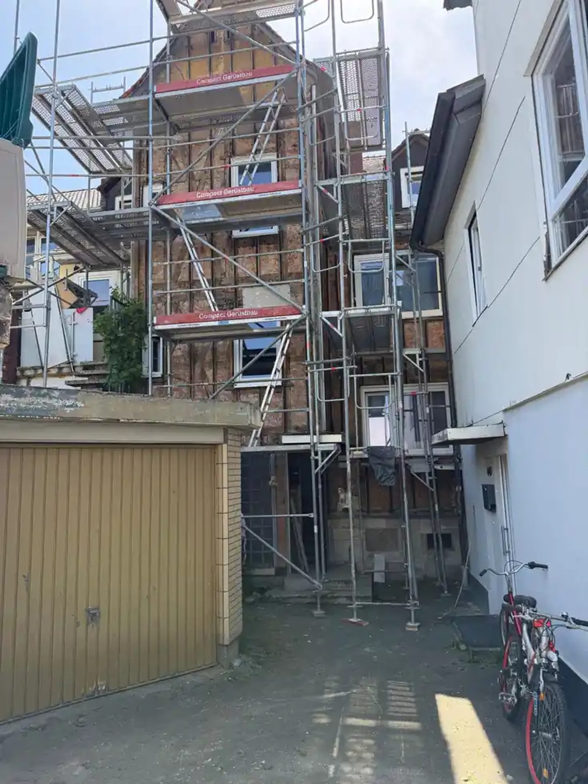 Unter der Asbest-Fassadenverkleidung freigelegtes Fachwerk mit Ziegelausfachung in Kaufungen