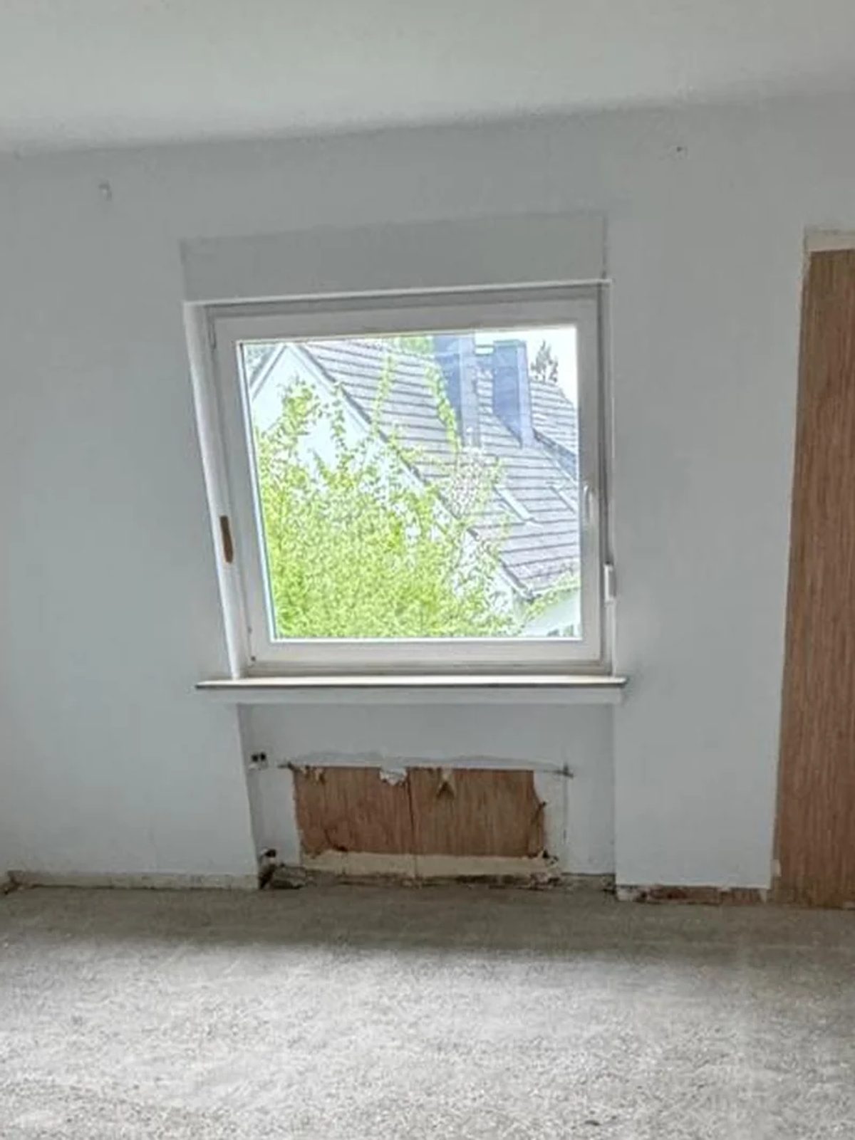 Fenster mit Fensterbank und geöffneter Nische darunter vor dem staubarmen Ausbau