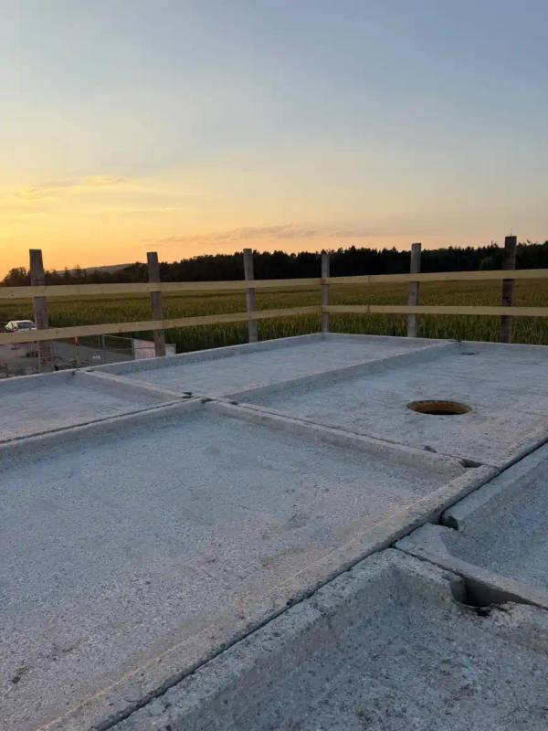Freigelegtes Betondach der Gasreglerstation in Dürnsricht nach dem Rückbau der asbesthaltigen Dachabdichtung