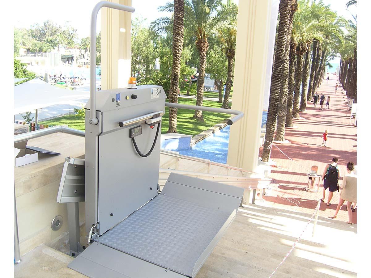 Otel dış merdivenine kurulu HIRO 320 merdiven tipi engelli platformu