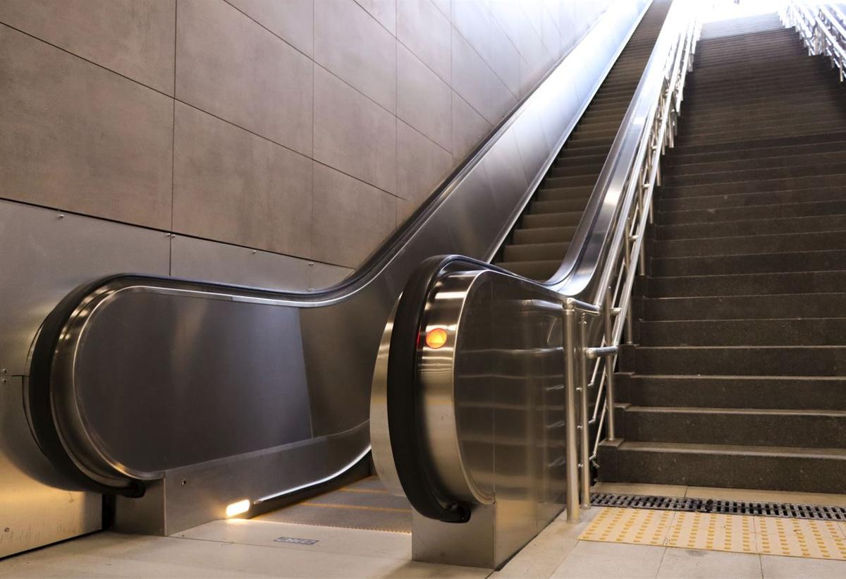 Metro girişinde merdiven yanına kurulmuş paslanmaz çelik Model T yürüyen merdiven