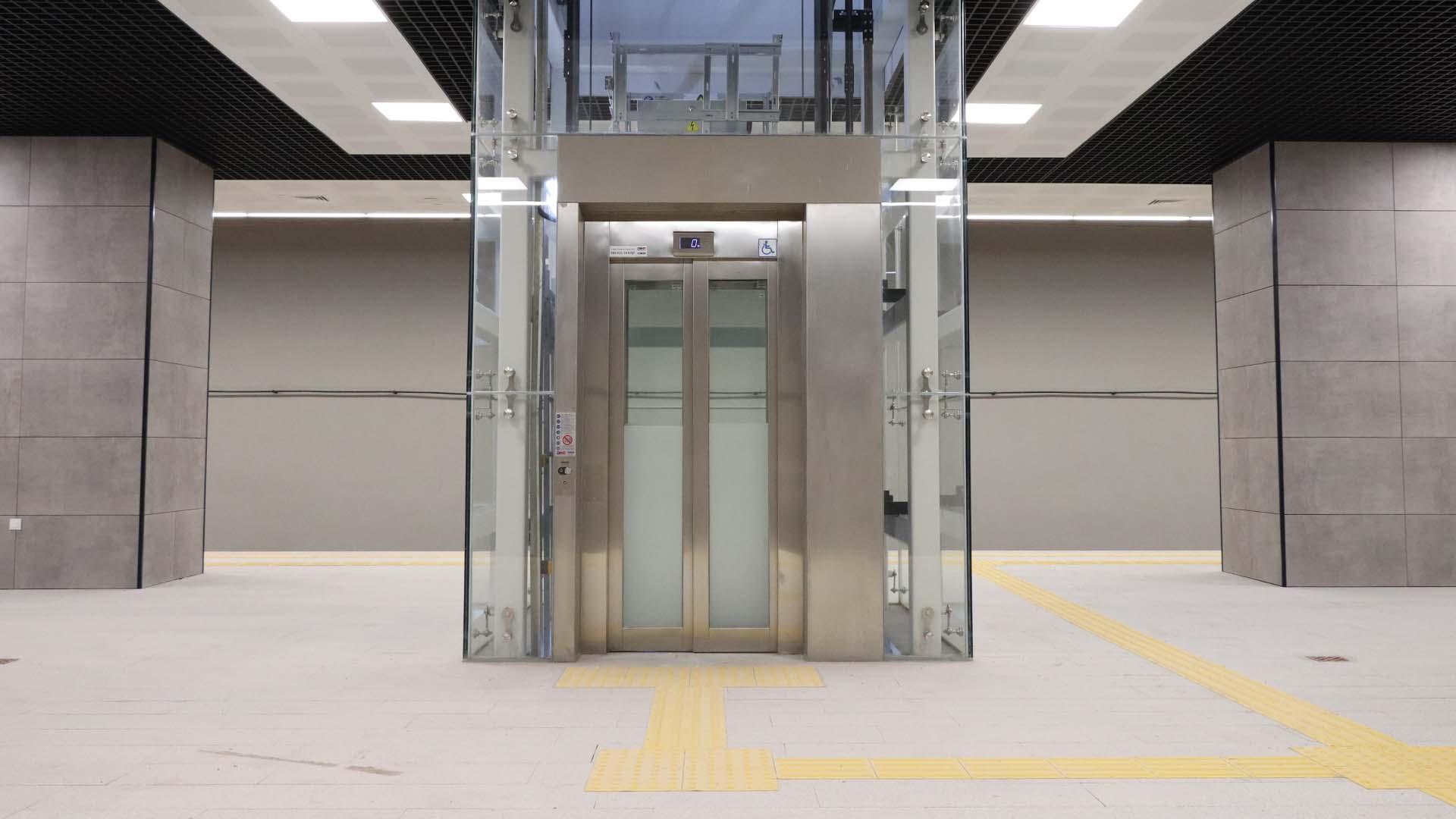Metro istasyonunda cam çerçeveli panoramik asansör ve paslanmaz çelik kapılar