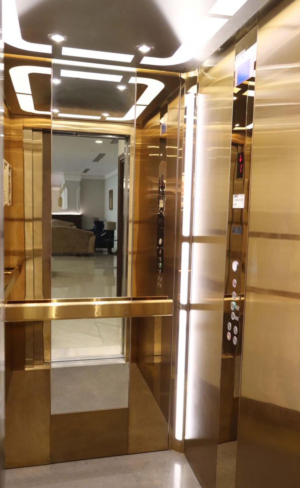 Altın renkli paslanmaz çelikten Gold Line kabin içi, LED aydınlatma ve kumanda paneli